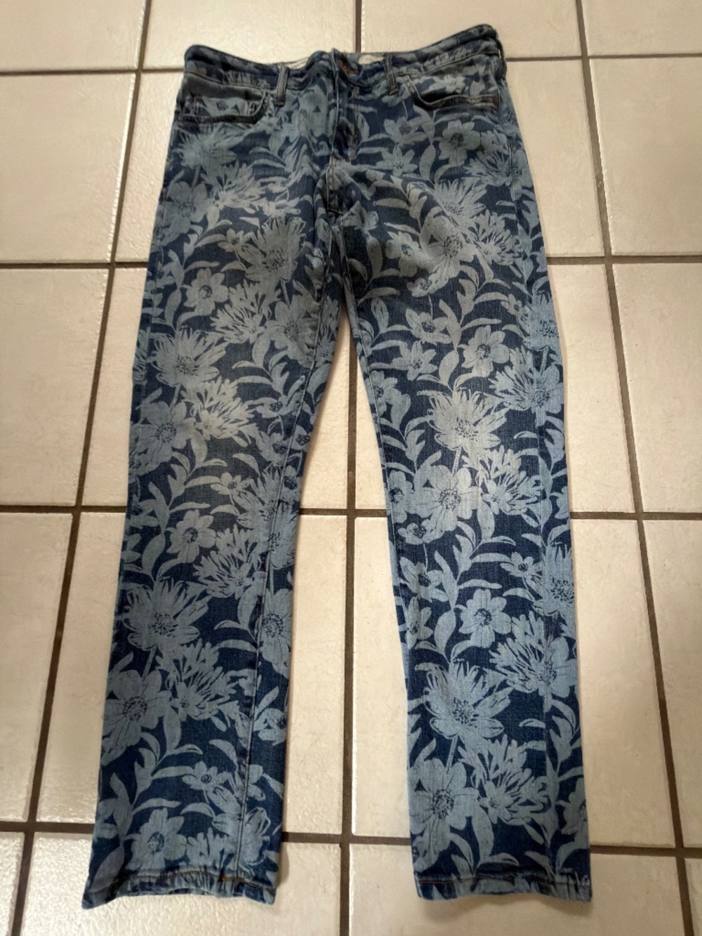 $148 Pilcro floral slim boyfriend ankle jeans size 30